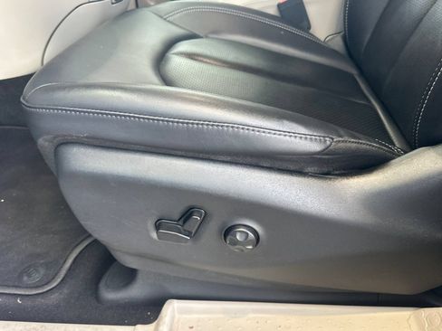 Used 2024 Chrysler Pacifica Limited FWD image 13