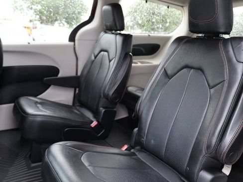 Used 2018 Chrysler Pacifica Touring-L w/ Advanced Safetytec Group FWD image 18