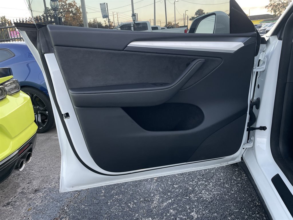 Used 2024 Tesla Model Y Long Range AWD/4WD image 32