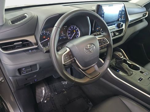 Used 2022 Toyota Highlander XLE image 17