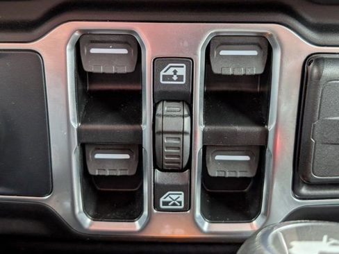 Used 2025 Jeep Wrangler Unlimited Sahara AWD/4WD image 19