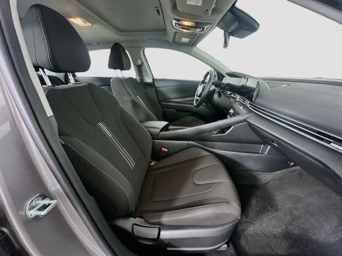 Used 2025 Hyundai Elantra SEL FWD image 32
