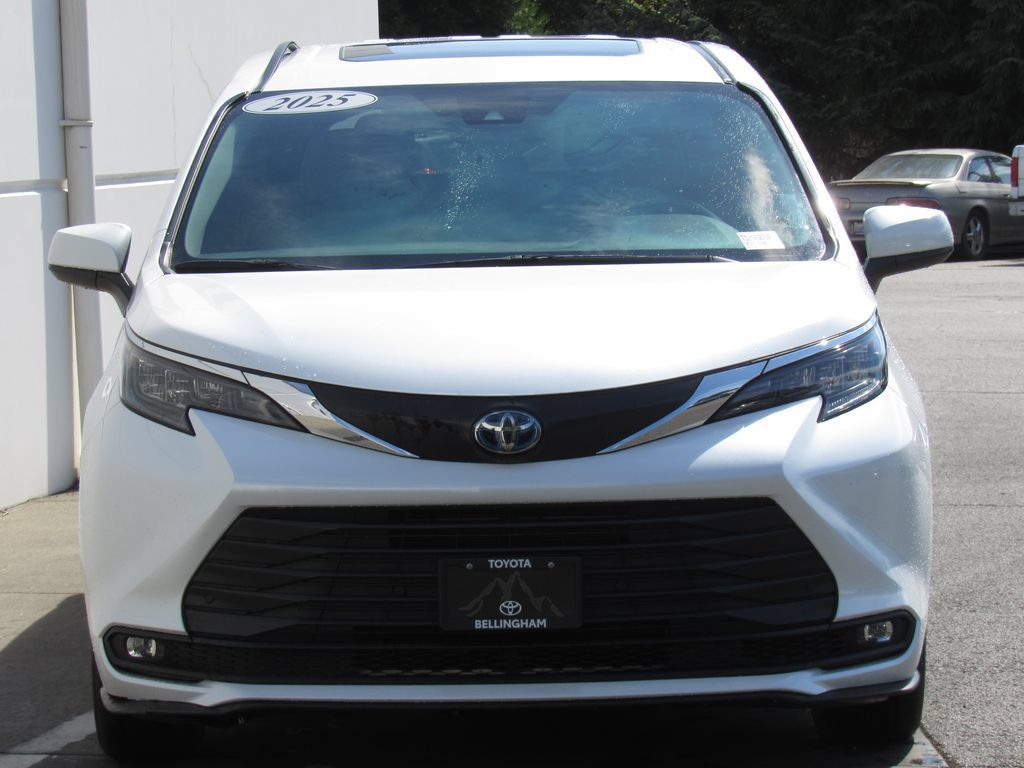Used 2025 Toyota Sienna XLE FWD image 3