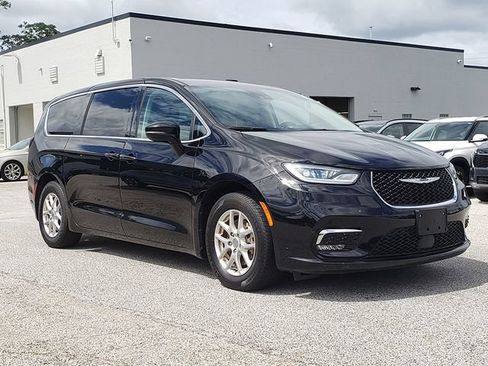 Used 2024 Chrysler Pacifica Touring-L FWD image 8