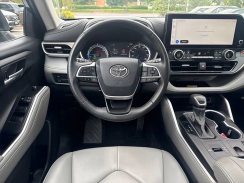 Used 2023 Toyota Highlander XLE AWD/4WD image 13