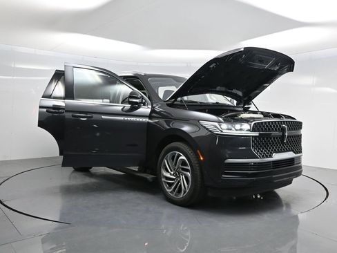 Used 2025 Lincoln Navigator Reserve image 40