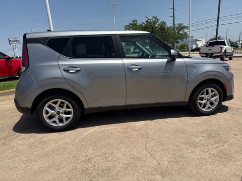 Used 2025 Kia Soul LX w/ LX Technology Package FWD image 8