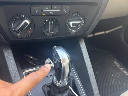 Used 2017 Volkswagen Jetta SE FWD image 13