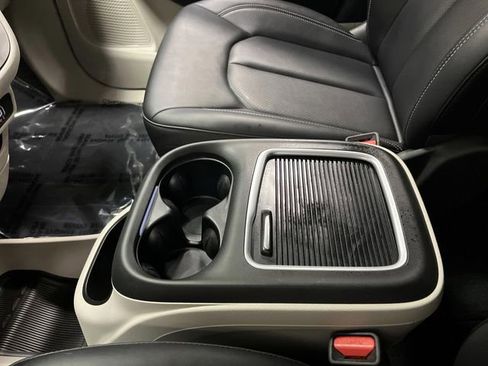 Certified 2024 Chrysler Pacifica Touring-L image 20