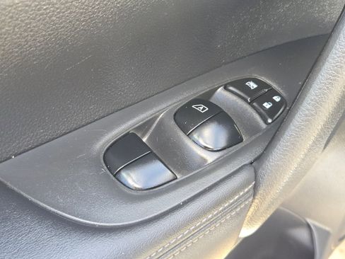 Used 2018 Nissan Rogue SV FWD image 12
