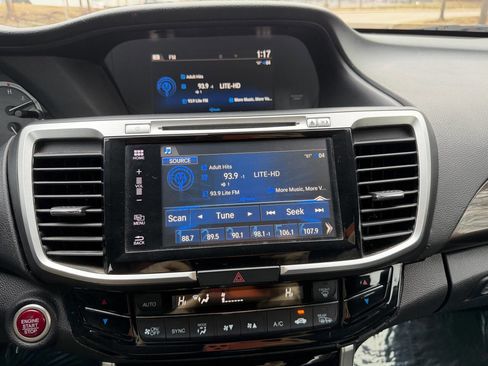 Used 2017 Honda Accord EX image 22