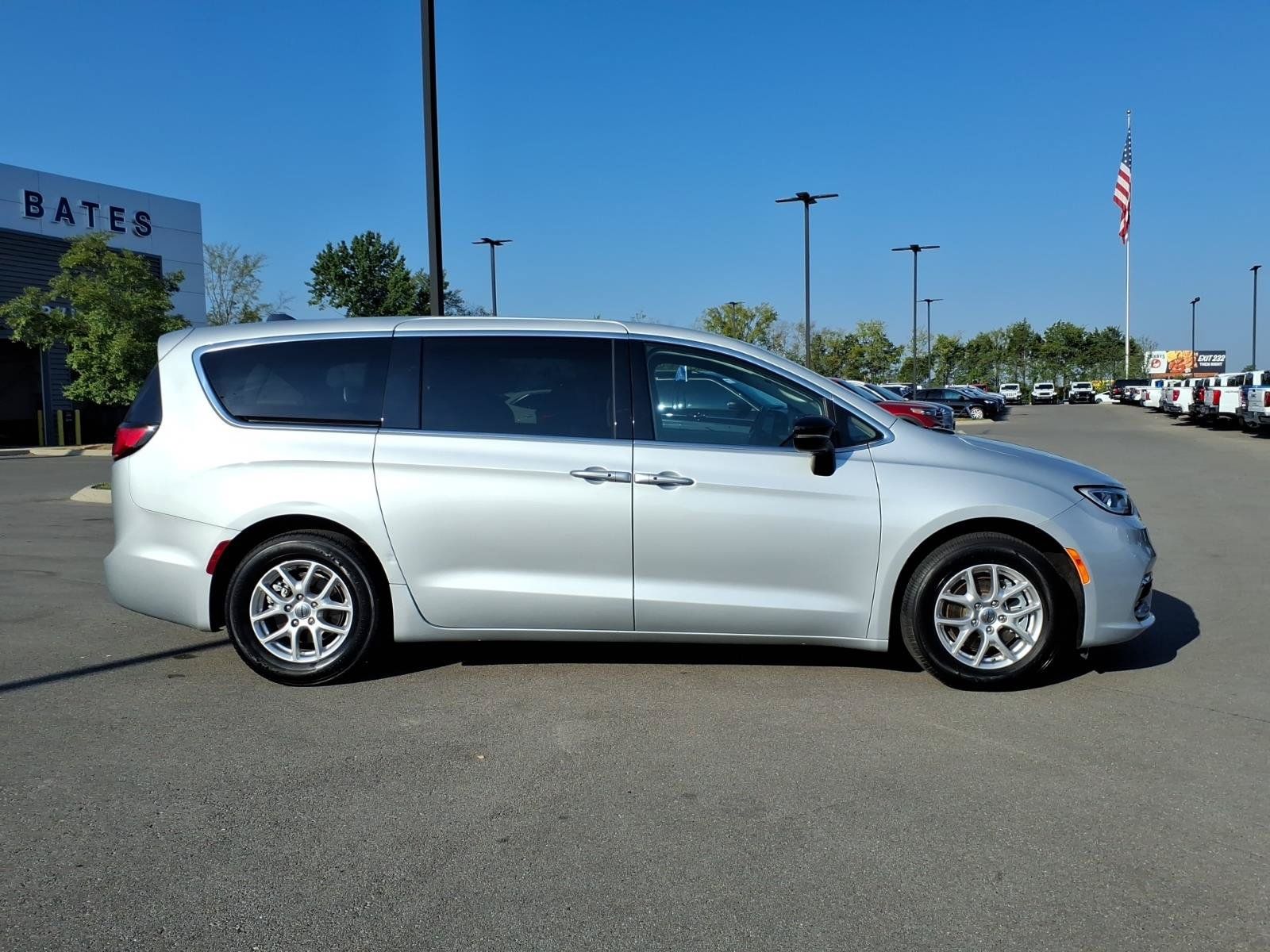 Used 2024 Chrysler Pacifica Touring-L FWD image 2