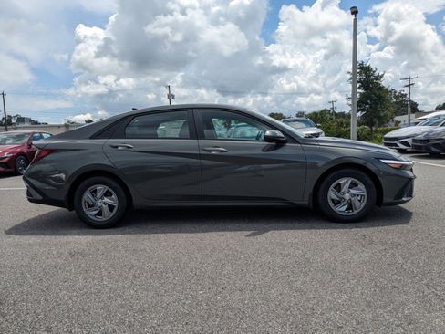 New 2025 Hyundai Elantra SE image 2