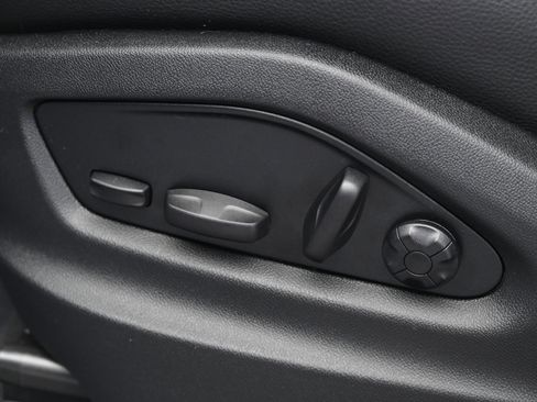 Used 2025 Porsche Cayenne image 40