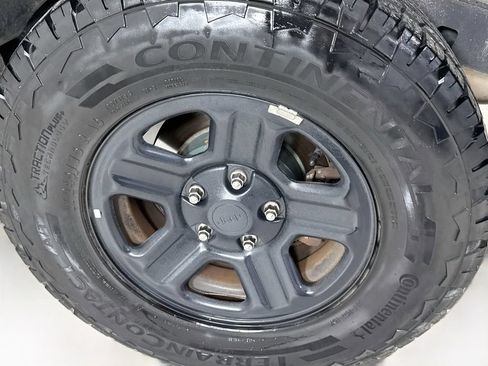 Used 2017 Jeep Wrangler Sport w/ Connectivity Group AWD/4WD image 30