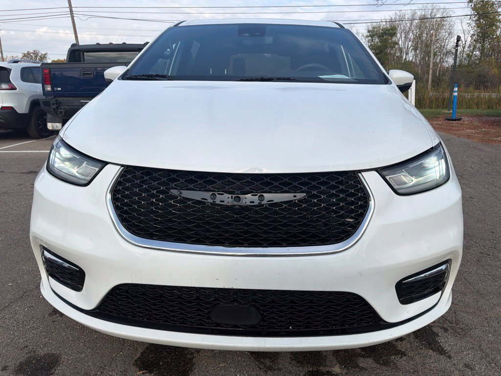 Used 2023 Chrysler Pacifica Touring FWD image 2