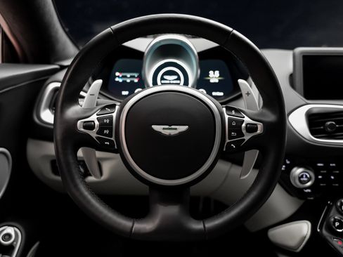 Used 2023 Aston Martin V8 Vantage Coupe RWD image 41