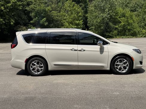 Used 2019 Chrysler Pacifica Limited w/ Advanced Safetytec Group FWD image 6