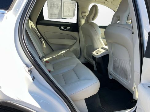 Used 2018 Volvo XC60 T5 Momentum image 15