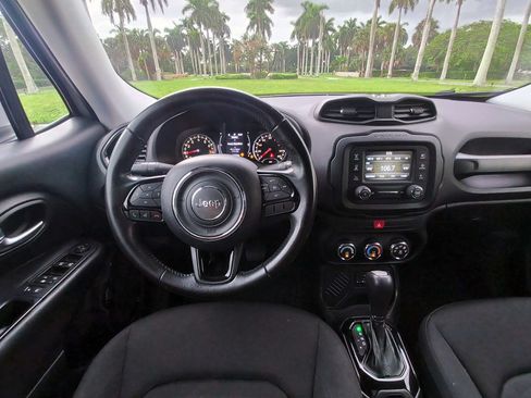 Used 2017 Jeep Renegade Altitude FWD image 8