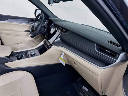 New 2025 Jeep Grand Cherokee Limited w/ Luxury Tech Group II image 31