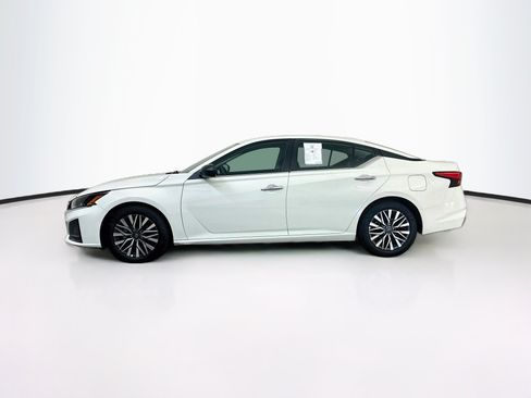 Used 2025 Nissan Altima 2.5 SV FWD image 4