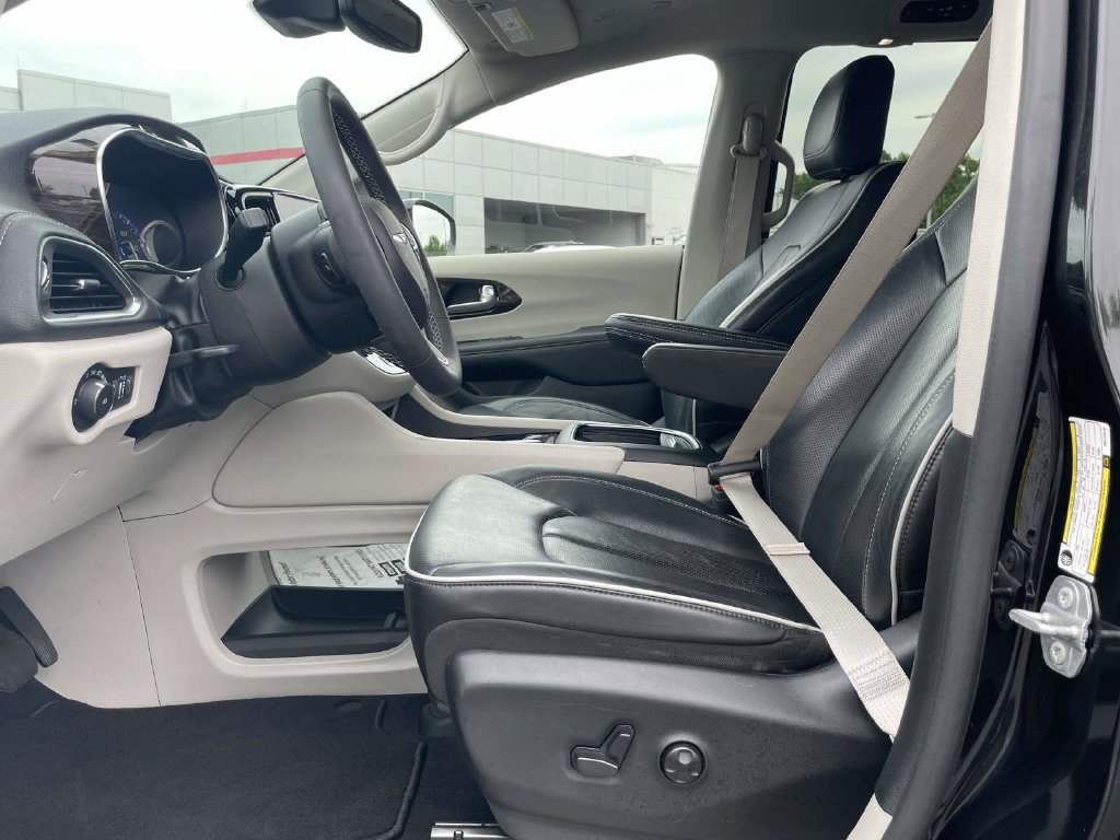Used 2023 Chrysler Pacifica Limited AWD/4WD image 18