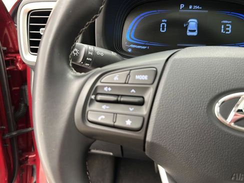 Used 2025 Hyundai Venue SEL FWD image 18