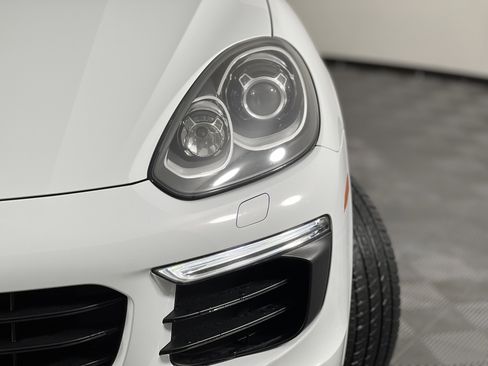 Used 2017 Porsche Cayenne Platinum Edition image 7