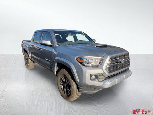 Used 2017 Toyota Tacoma TRD Sport image 5