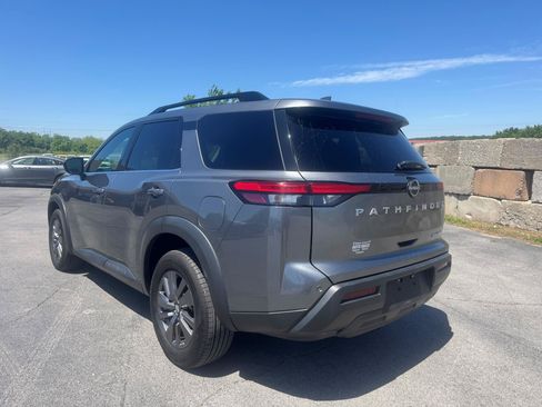 Used 2022 Nissan Pathfinder SV AWD/4WD image 4