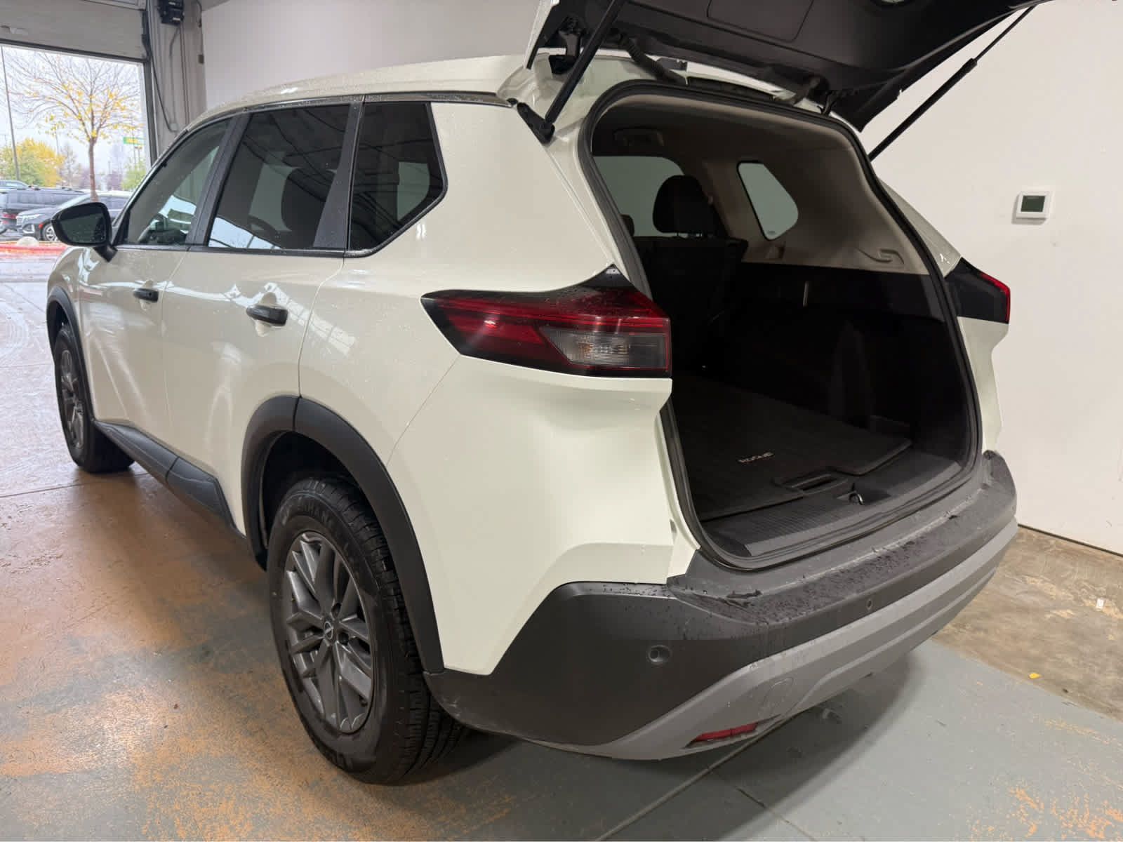 Used 2023 Nissan Rogue S AWD/4WD image 4