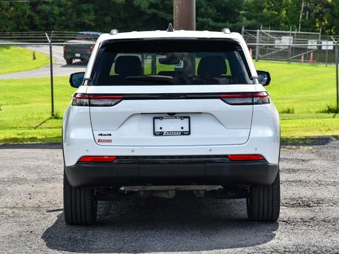 Used 2023 Jeep Grand Cherokee Altitude AWD/4WD image 4