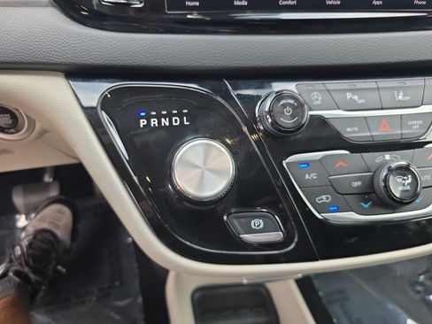 Used 2024 Chrysler Pacifica Touring-L FWD image 24