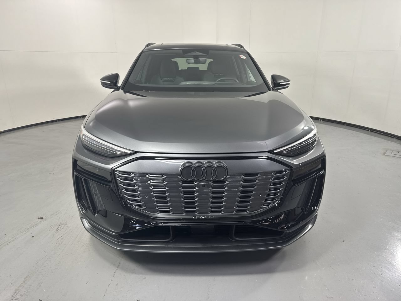 Used 2025 Audi SQ6 e-tron Premium Plus w/ Premium Plus AWD/4WD image 4