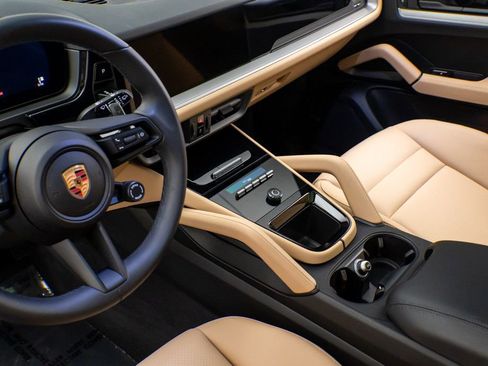 Used 2025 Porsche Cayenne image 13