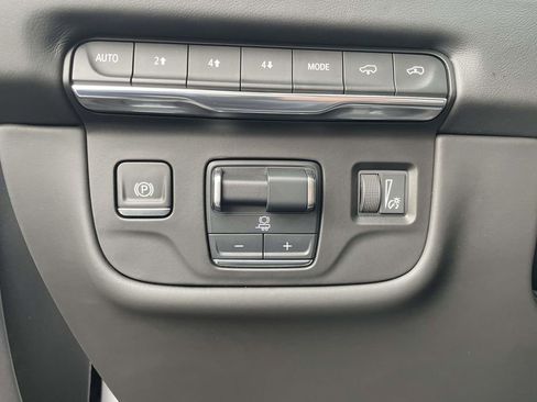 Certified 2025 Cadillac Escalade ESV Sport Platinum image 23