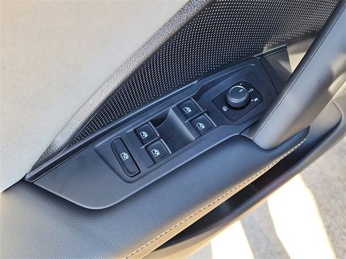 New 2025 Volkswagen Tiguan SE image 11