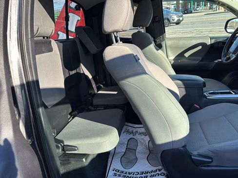 Used 2017 Toyota Tacoma 4x4 Access Cab image 7