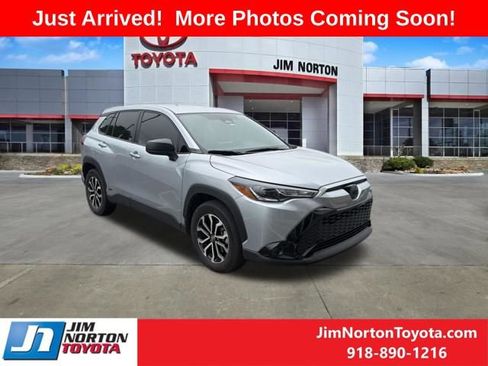 Used 2023 Toyota Corolla Cross S AWD/4WD image 2