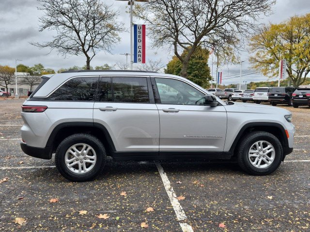 Used 2024 Jeep Grand Cherokee Laredo w/ Luxury Tech Group I AWD/4WD image 2