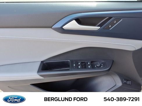 Used 2024 Volkswagen Taos SE image 17