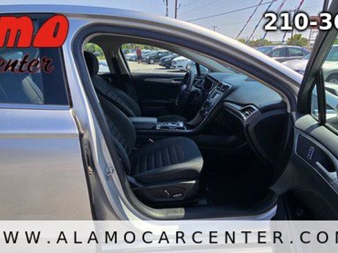 Used 2017 Ford Fusion SE image 15