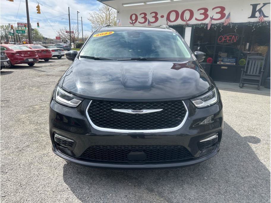 Used 2022 Chrysler Pacifica Touring-L FWD image 2