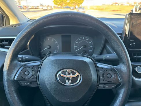 Used 2025 Toyota Corolla LE image 27