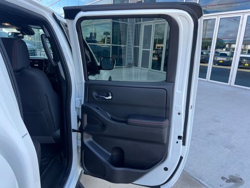 Used 2025 Nissan Frontier PRO-4X AWD/4WD image 15