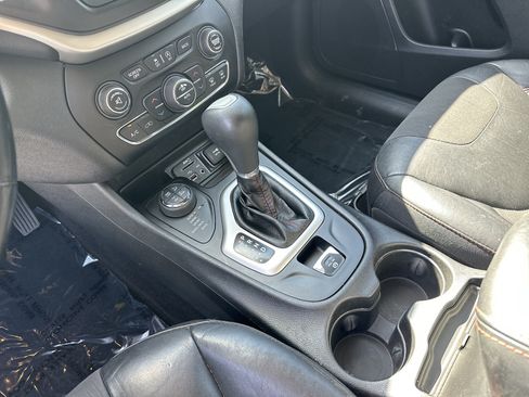 Used 2018 Jeep Cherokee Trailhawk AWD/4WD image 26