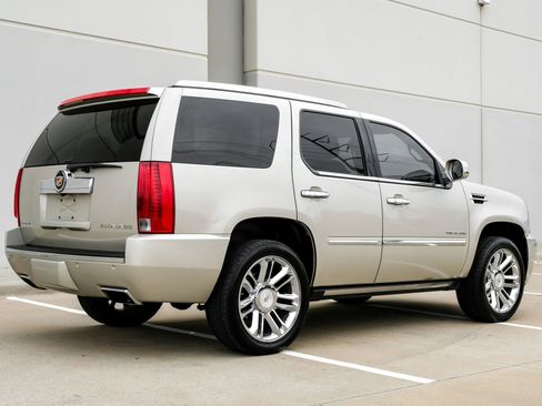 Used 2013 Cadillac Escalade Platinum image 4