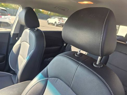 Used 2022 Kia Niro EX image 23