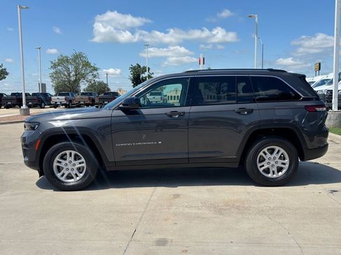 Used 2024 Jeep Grand Cherokee Laredo RWD image 2